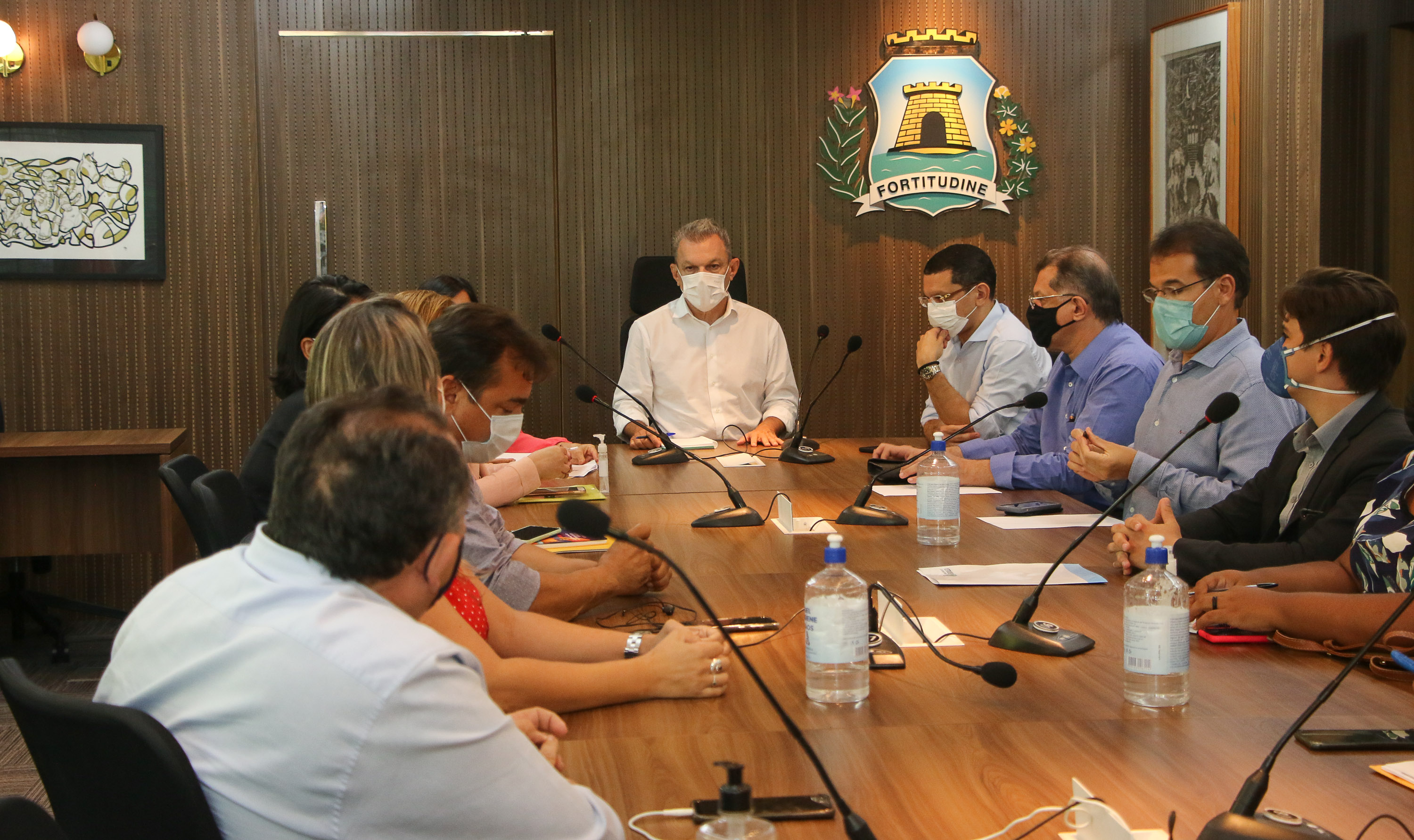 grupo de pessoas em uma mesa de reunião